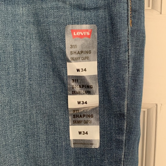 Women’s Levi’s 311 Shaping Skinny Capri (Dark Wash) - Picture 5 of 7